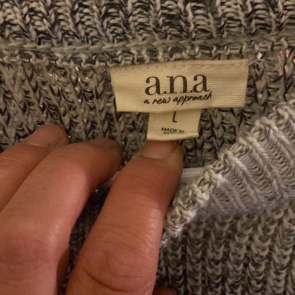 Women’s sweater size large - Picture 2 of 4